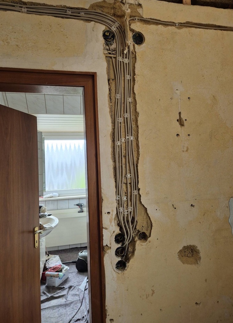 Neue Leitungsverlegung bei einer Haussanierung